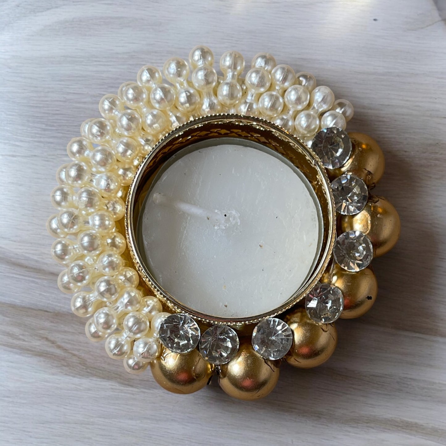 Floating pearl tealight holder