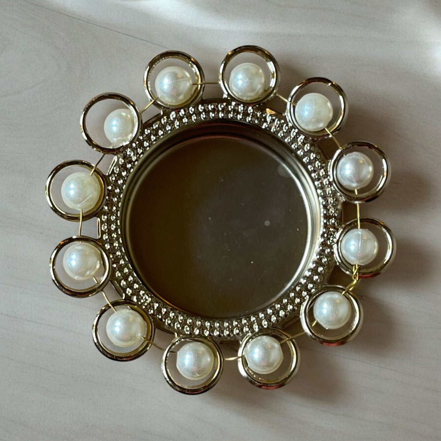 Simple pearl tealight holder